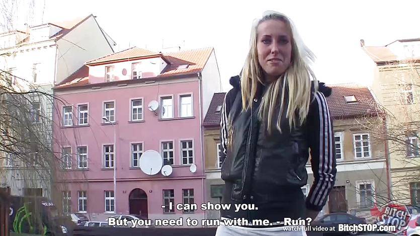 Auto STOP – Sportovní blondýna v parku