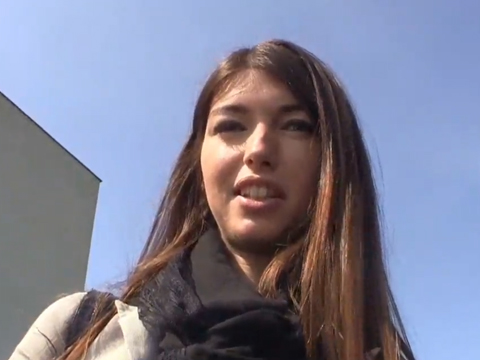 Bitch STOP – česká brunetka si zajezdí v přírodě na péru