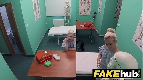Blondýna která je zase nadržená a chtěla toho doktora svést