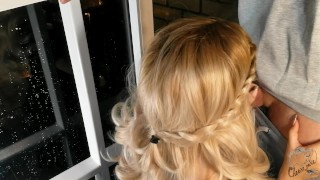Blondýna která má vlasy do copánku kouří péro
