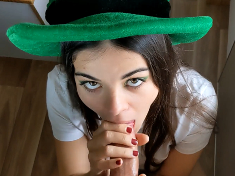 Brunetka v klobouku ví jak potěšit přítele