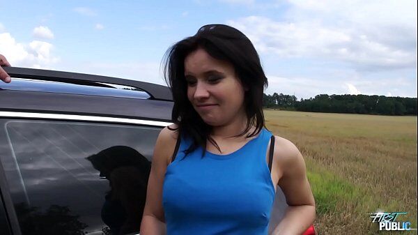 Černovláska chce mít sex v přírodě české porno je na to připraveno