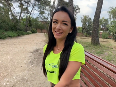 Česká pornoherečka Zuzu Sweet si to rozdá v parku