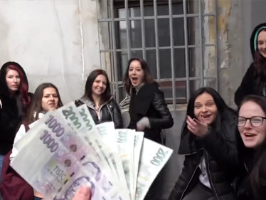 Czech Streets 134 – úchyl balí středoškolačky na peníze