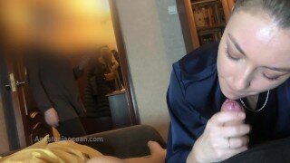 Drží v ruce porno péro a dobrého honí