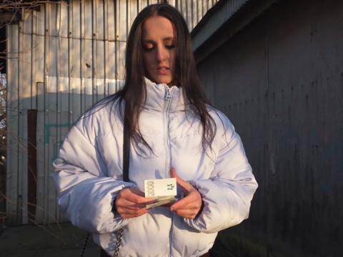 Fake Agent – brunetka chce zavolat na agenta policii