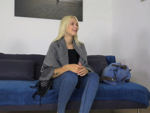 Fake Agent – svůdná blondýnka se poddá agentovi