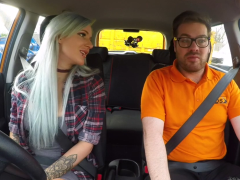 Fake Driving School – instruktor rád zaučí slečnu