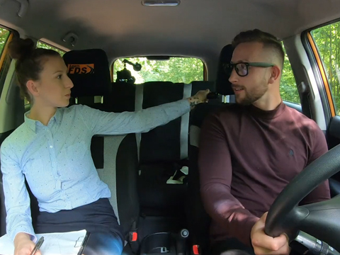 Fake Driving School – instruktorka chce vylízat