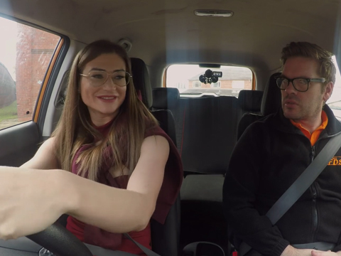 Fake Driving School – sexy brunetka se nechá pěkně ojet