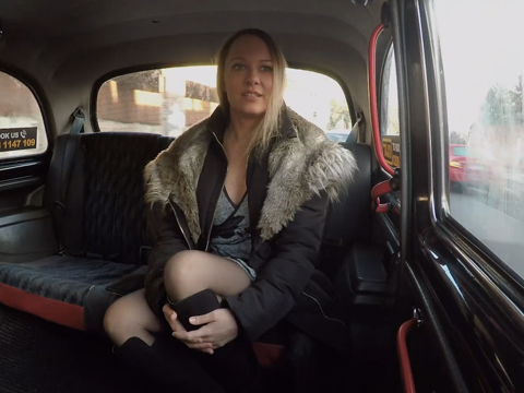 Fake Taxi – Blue Angel si užije s panem taxikářem