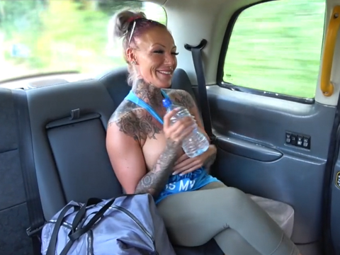 Fake Taxi – krásná kozatka to rozjede v taxíku