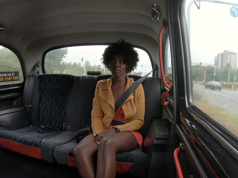 Fake Taxi – sexy černoška si užije s bílým taxikářem