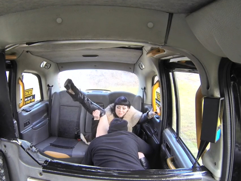 Fake Taxi – taxikář si užije parádní sex ve třech