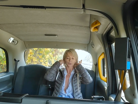 Fake Taxi – zralá blondýnka se provětrá v taxíku