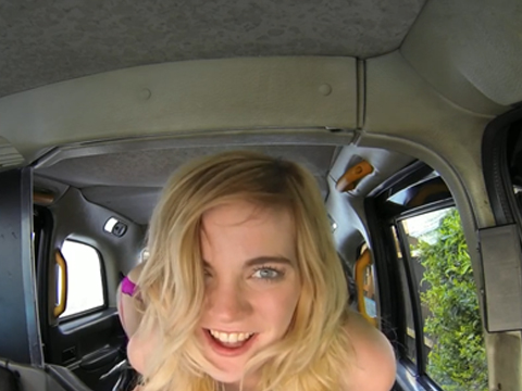 Female Fake Taxi – taxikářka nabere mladou blondýnku