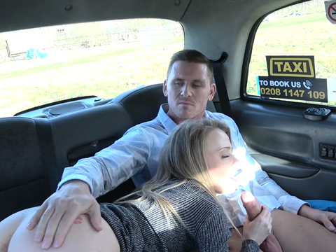 Female Fake Taxi – taxikářka nabere urostlého muže