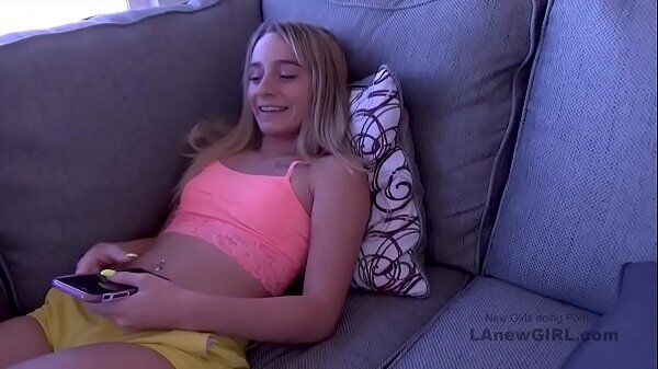 Holka hrála na telefoně a najednou si to je porno
