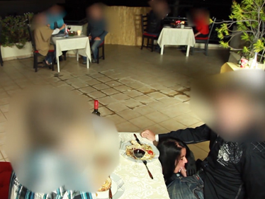 Holka vykouří a ojede svého přítele a kámoše v restauraci!