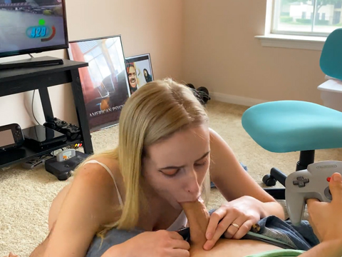 Náctiletá blondýnka ruší přítele od hraní videoher