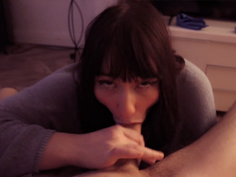 Náctiletá brunetka pokouří ptáka svému nabíječovi