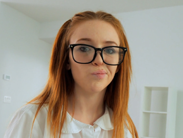 Nerdí zrzka s brýlemi si užije žhavý sex, má vlhkou pičinku!