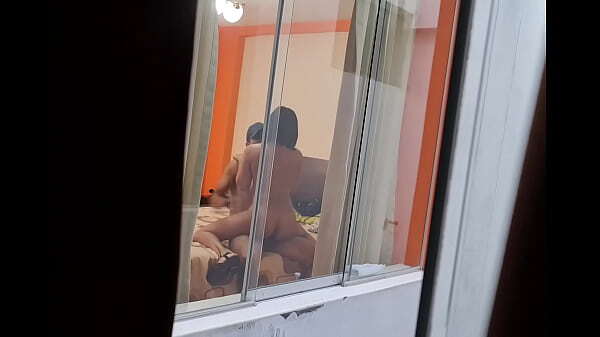 On natáčí na tajňačku svojí přítelkyni