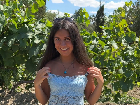 Pohledná brunetka si nechá projet prdel na vinici