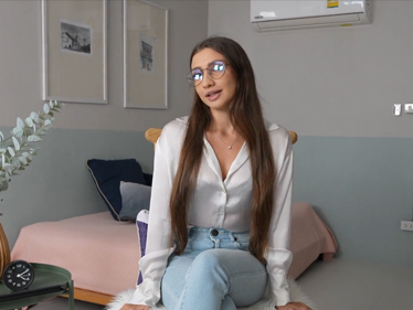 Rozkošná slečinka si s ním promluví a poté zasouloží