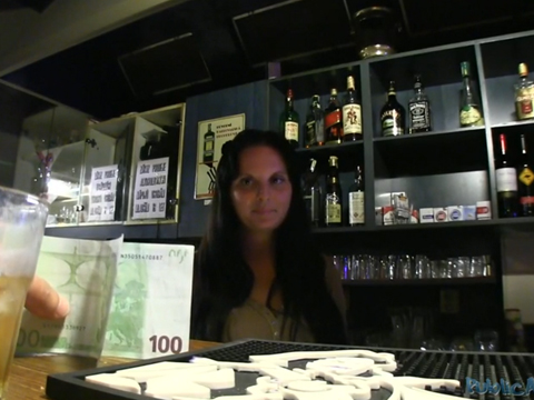 Rychlý prachy – barmanka Tara si zamrdá s agentem