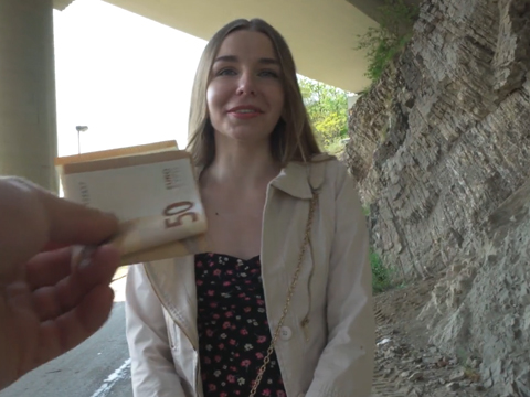 Rychlý prachy – brunetka se agentovi poodhalí