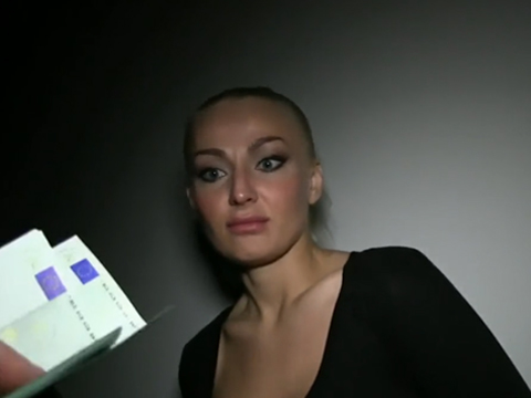 Rychlý prachy – Kayla se nechá nafotit a ojet za peníze