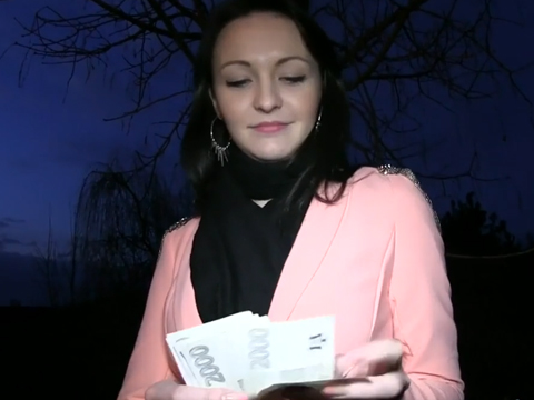 Rychlý prachy – krásná Belle mrdá s agentem ve sklepě