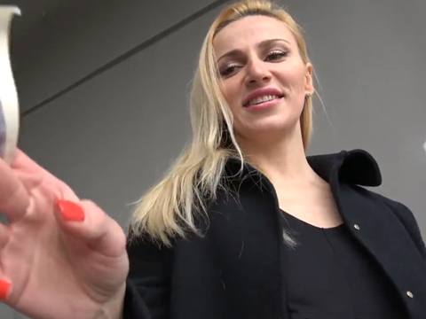 Rychlý prachy – sexy Ruska se nechá zaplatit od agenta