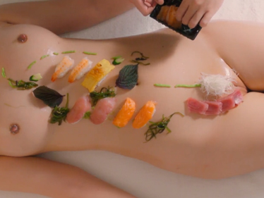 Sashimi / Sushi z nahé holky? Může být jídlo ještě lepší?