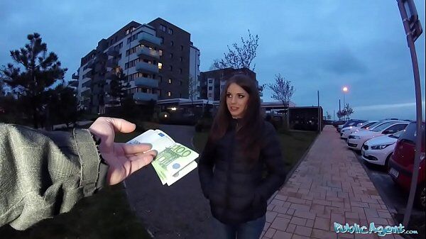 Uvidí eura a hned skočí po nich je to čupka Rychlý prachy se líbí