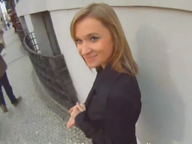 Veřejný sex v Praze na ulici s krásnou českou blondýnou