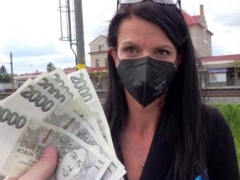 Zaměstnankyně české banky se nechala přesvědčit k nevěře