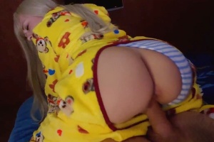 Mladá holka se bojí bouřky a tak jde do postele za nevlastním tátou