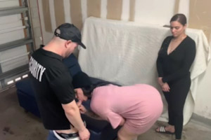 Ochranka přistihne dvě lesbičky v garáži