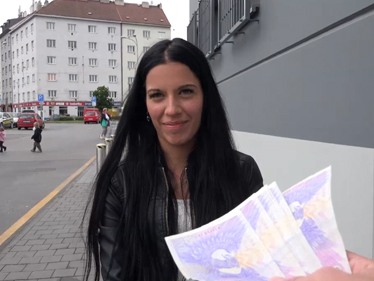 Hezká dívka na ulici v českém pornu a špatný sex za peníze