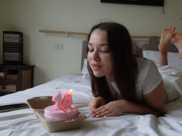 K tvým osmnáctým narozeninám ti přejeme všechno nejlepší, pojďme točit