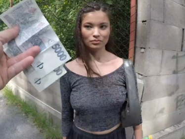 Rychlý prachy – předvedeš mi za 10 tisíc prsa a zarostlou kundičku