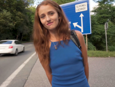 Česká stopařka se vzdaluje od přítele za rychlými prachy