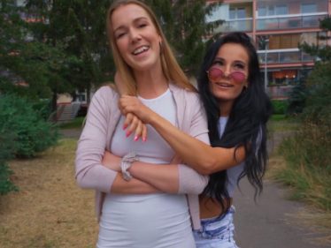 Dvě české dívky se rozhodly pro rychlé peníze prostřednictvím sexu