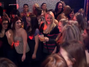 Hardcore česká párty – dívky se v klubu oddávají striptérům