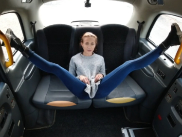 Nikola z Czech Casting v taxíku s umělým zobákem