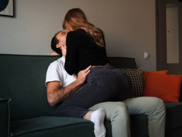 Sousedka v upnutých džínech mu skočila do náruče