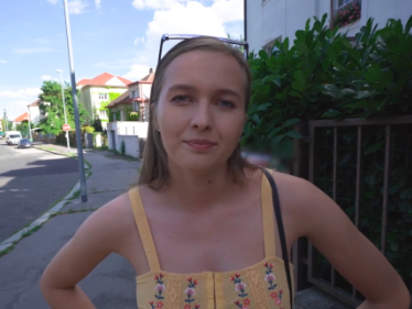 Českou dívku na ulici okradl zloděj o rychlé prachy
